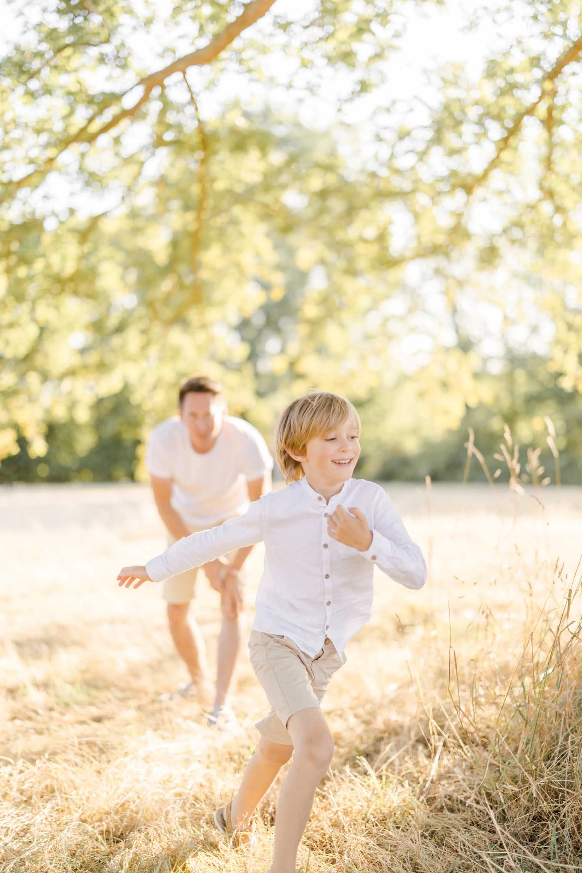 bonheur herbe enfant prairie gris